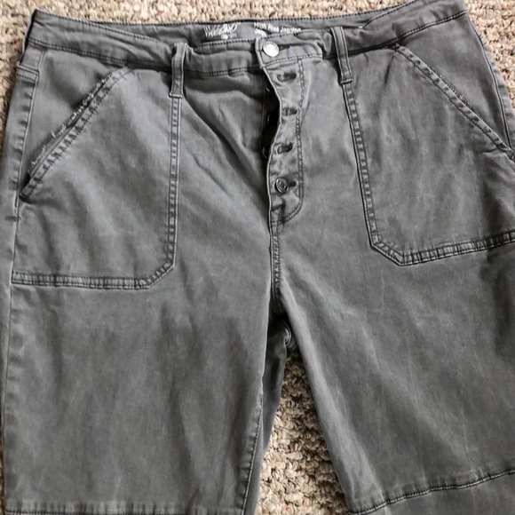 Cute petite green khaki jegging denim pants😃😍 - Picture 3 of 6